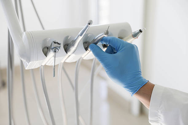 Professional Wisdom Tooth Removal technician working in Grandview, IL